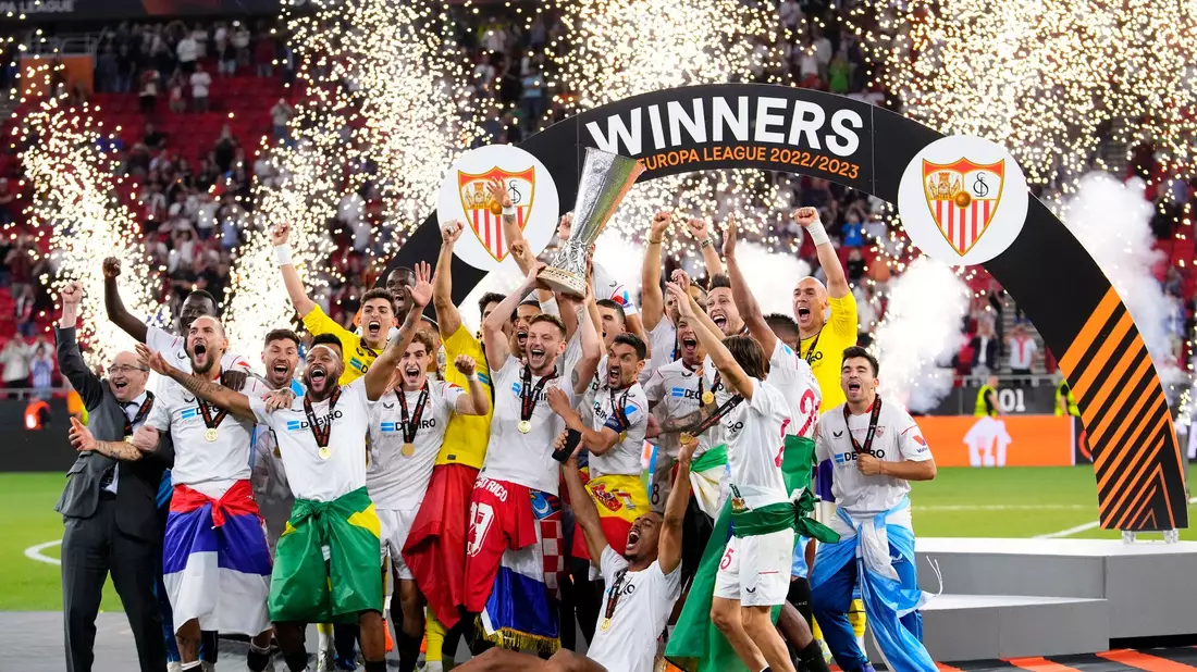 Sevillas Mannschaftskapitän Ivan Rakitic hält nach dem Sieg den Pokal in die Höhe. - Bild: Petr David Josek/AP/dpa