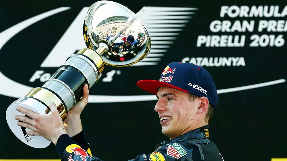 Der niederländische Formel-1-Fahrer Max Verstappen freut sich am 15. Mai 2016 über seinen ersten Grand-Prix-Sieg in Spanien. - Bild: Andreu Dalmau/dpa