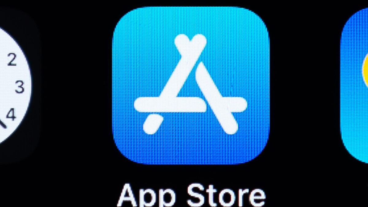Das Logo des App-Store ist auf dem Bildschirm eines iPhones zu sehen. - Foto: Silas Stein/dpa
