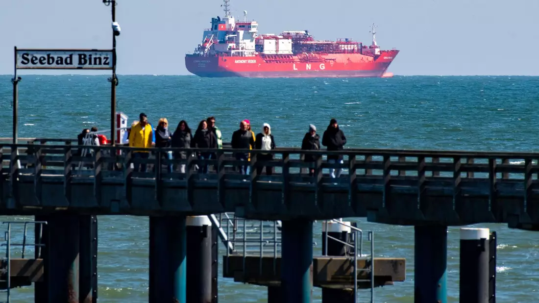 LNG-Shuttle-Tanker vor der Küste der Insel Rügen. - Bild: Stefan Sauer/dpa