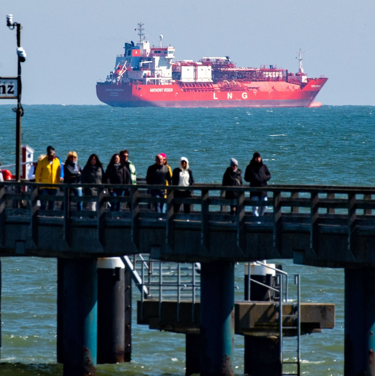 LNG-Shuttle-Tanker vor der Küste der Insel Rügen. - Foto: Stefan Sauer/dpa