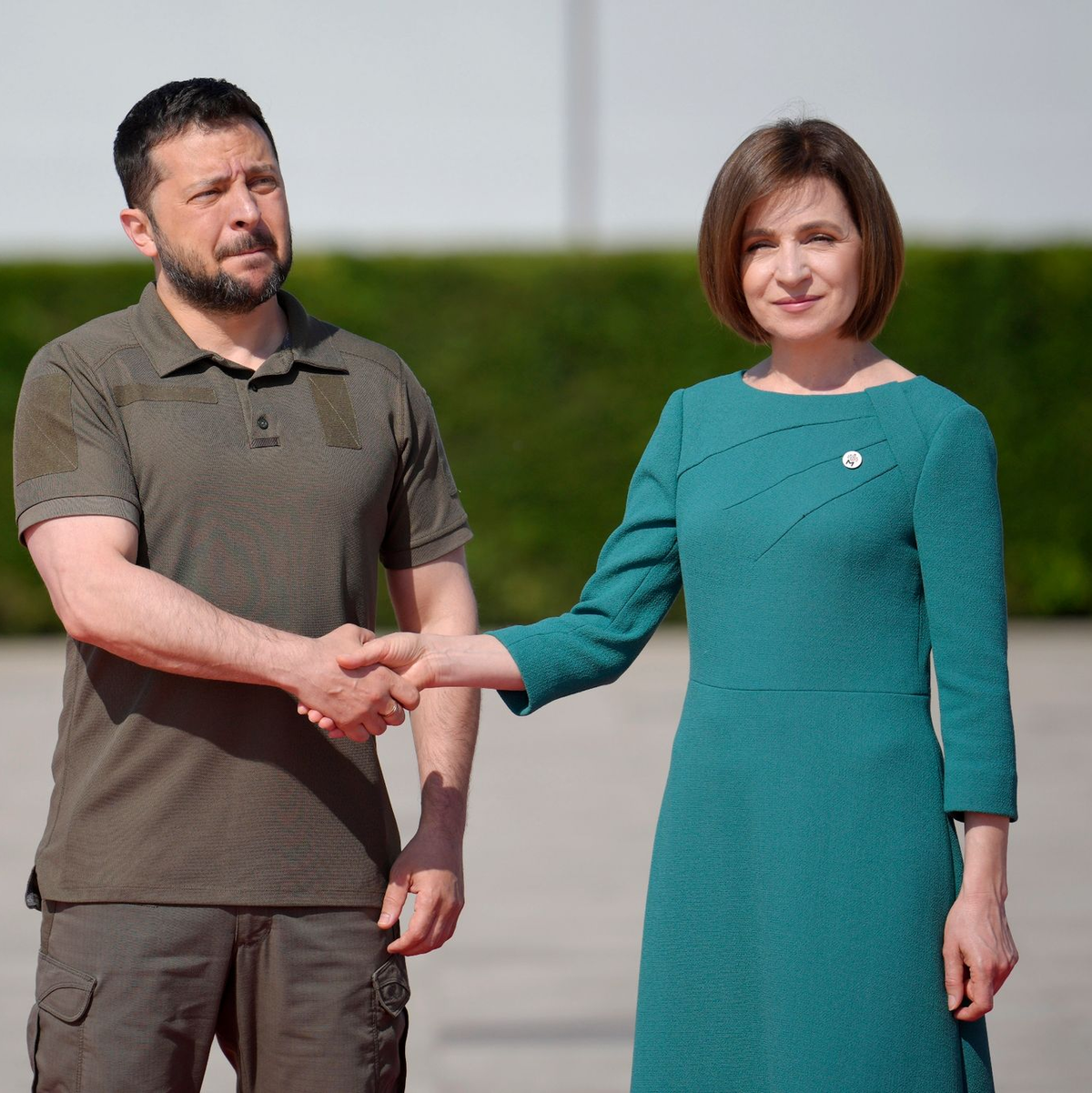 Maia Sandu begrüßt Wolodymyr Selenskyj nach seiner Ankunft in Bulboaca. - Foto: Vadim Ghirda/AP/dpa