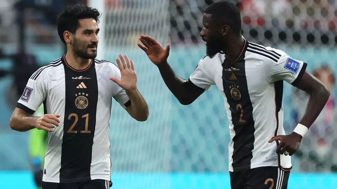 Bundestrainer Hansi Flick holt Ilkay Gündogan (l) und Antonio Rüdigerbeide offenbar in sein Aufgebot für die Juni-Länderspiele zurück. - Bild: Christian Charisius/dpa
