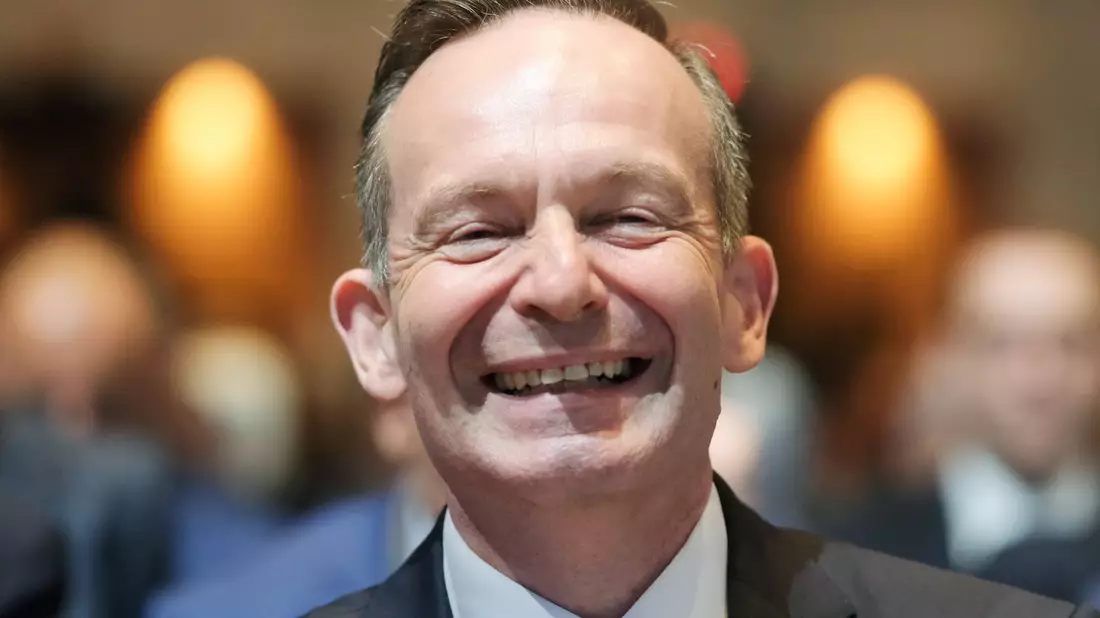 Volker Wissing (FDP), Bundesverkehrsminister, hat angesichts der Zahlen zum Deutschlandticket Grund zur Freude. - Bild: Sebastian Willnow/dpa