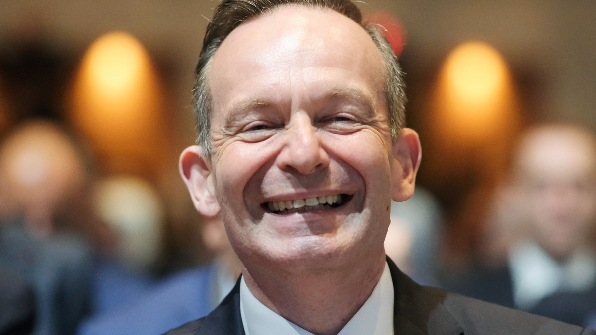 Volker Wissing (FDP), Bundesverkehrsminister, hat angesichts der Zahlen zum Deutschlandticket Grund zur Freude. - Foto: Sebastian Willnow/dpa