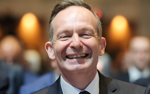 Volker Wissing (FDP), Bundesverkehrsminister, hat angesichts der Zahlen zum Deutschlandticket Grund zur Freude. - Foto: Sebastian Willnow/dpa