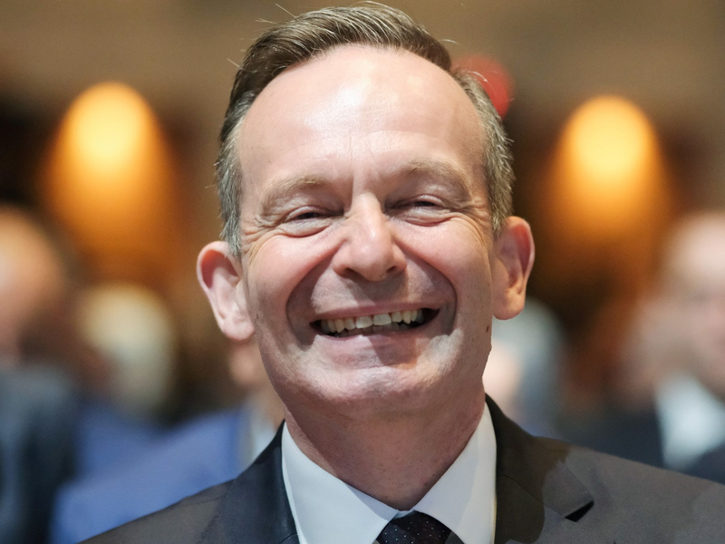 Volker Wissing (FDP), Bundesverkehrsminister, hat angesichts der Zahlen zum Deutschlandticket Grund zur Freude. - Foto: Sebastian Willnow/dpa