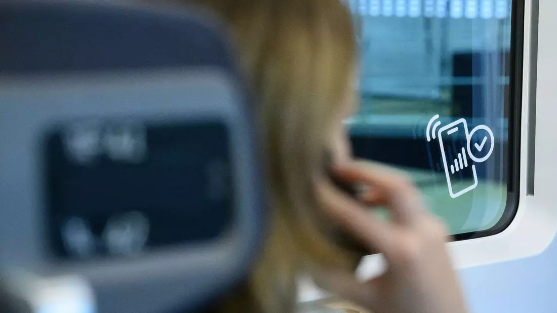 Eine Frau telefoniert in einem ICE: Das Handynetz an Deutschlands Bahnstrecken ist besser geworden. - Bild: Bernd von Jutrczenka/dpa