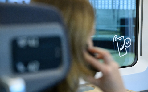 Eine Frau telefoniert in einem ICE: Das Handynetz an Deutschlands Bahnstrecken ist besser geworden. - Foto: Bernd von Jutrczenka/dpa