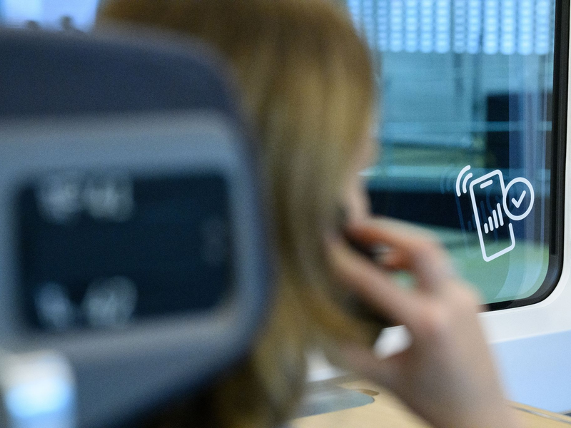 Eine Frau telefoniert in einem ICE: Das Handynetz an Deutschlands Bahnstrecken ist besser geworden. - Foto: Bernd von Jutrczenka/dpa