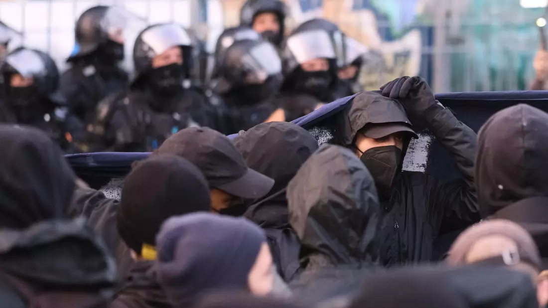 In Leipzig nahmen nach der Urteilsverkündung gegen Lina E. nach Polizeiangaben rund 500 Menschen an einer Demonstration teil. - Bild: Sebastian Willnow/dpa