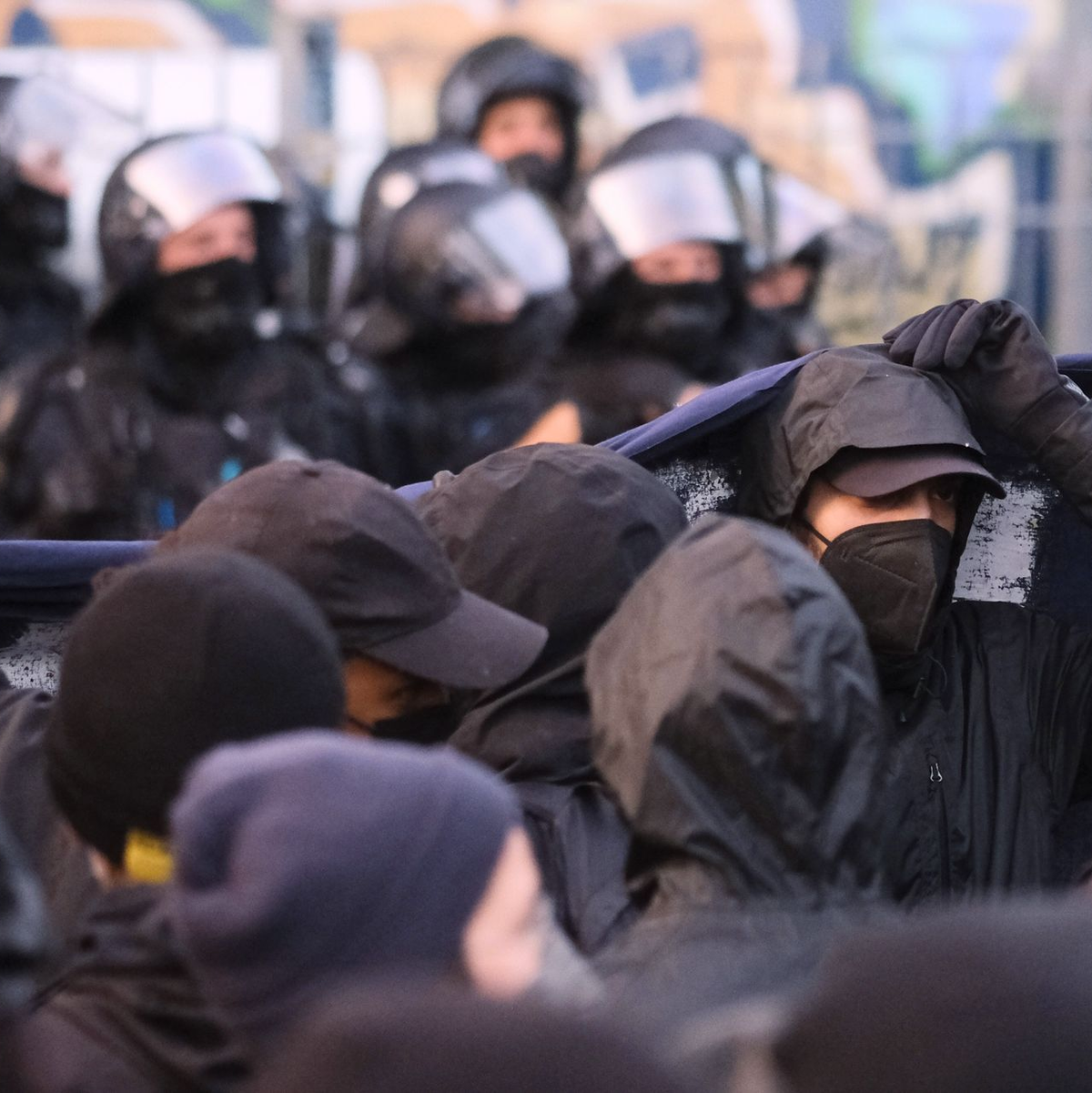 In Leipzig nahmen nach der Urteilsverkündung gegen Lina E. nach Polizeiangaben rund 500 Menschen an einer Demonstration teil. - Foto: Sebastian Willnow/dpa