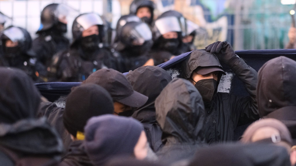 Proteste in Leipzig. Der «Tag X» ist eine Reaktion auf die Verurteilung der Studentin Lina E. und den drei Mitangeklagten wegen Überfällen auf vermeintliche oder tatsächliche Neonazis. - Foto: Sebastian Willnow/dpa