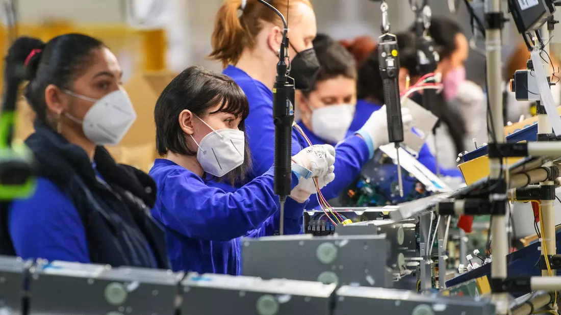Arbeiterinnen in einer Fabrik: Die Statistikbehörde Eurostat hat Zahlen zur Arbeitslosigkeit veröffentlicht. - Bild: Chaloupka Miroslav/CTK/dpa