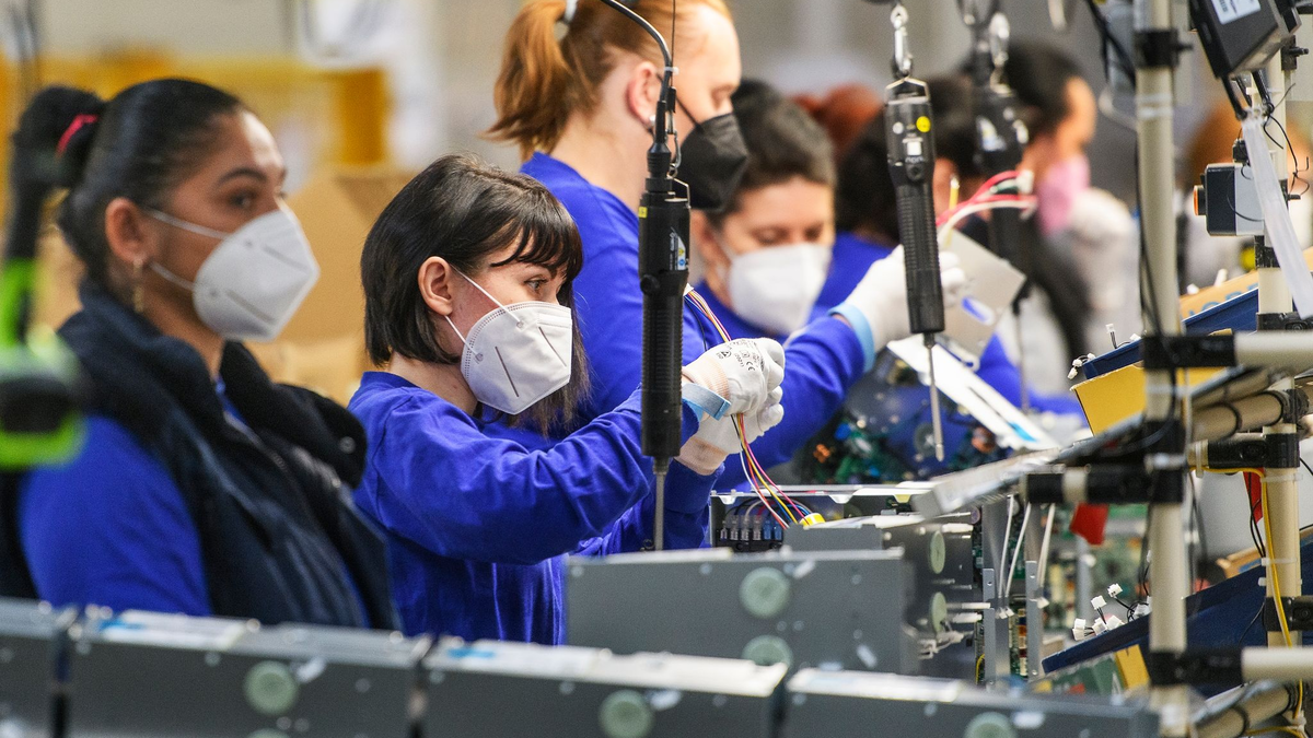 Arbeiterinnen in einer Fabrik: Die Statistikbehörde Eurostat hat Zahlen zur Arbeitslosigkeit veröffentlicht. - Foto: Chaloupka Miroslav/CTK/dpa