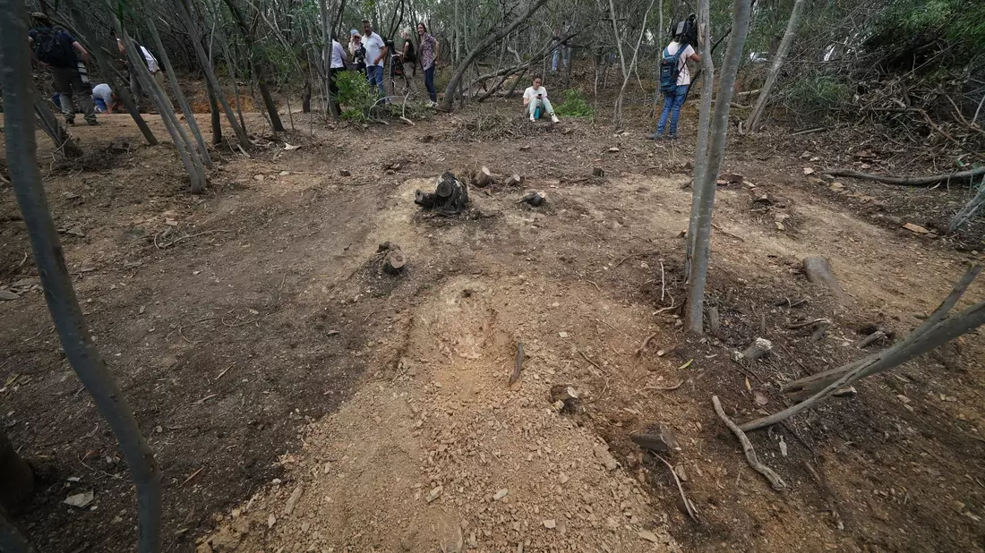 Journalisten stehen in der Nähe des Arade-Stausees in Portugal, wo  vor 16  Jahren ein Mädchen spurlos verschwand. - Bild: Yui Mok/PA Wire/dpa