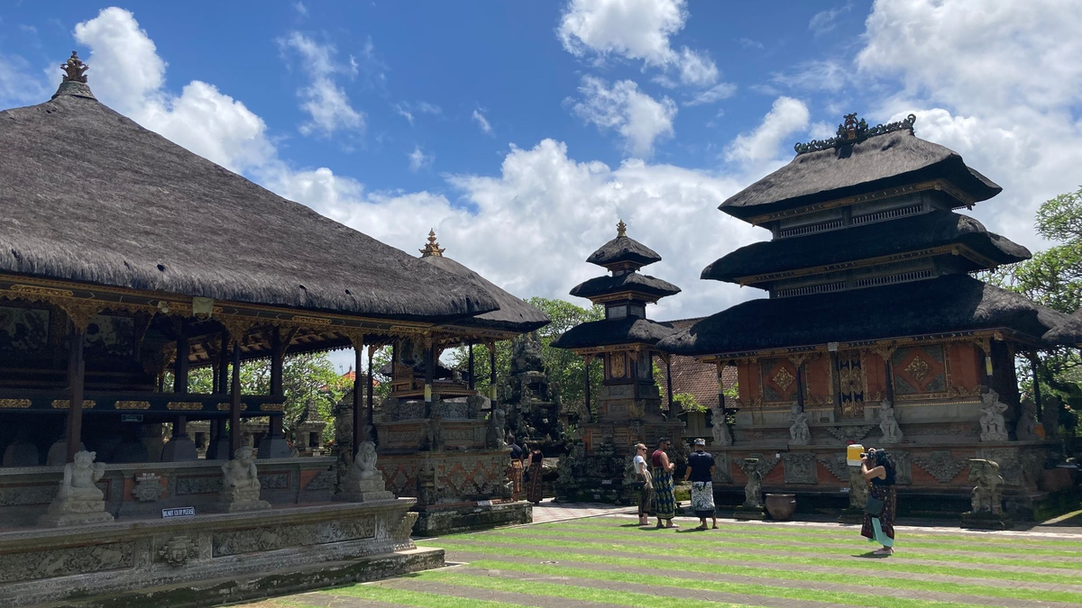 Bitte benehmen: Touristen im Tempel Pura Puseh Desa Batuan. - Foto: Carola Frentzen/dpa