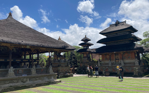 Eine junge Schleichkatze in ihrem KĂ€fig in einem Kaffeegarten fĂŒr Touristen auf Bali. Die Tiere werden eingesperrt, um Luwak Coffee (Kopi Luwak) zu produzieren, den wohl teuersten Kaffee der Welt. - Foto: Carola Frentzen/dpa Eine junge Schleichkatze in ihrem KĂ€fig in einem Kaffeegarten fĂŒr Touristen auf Bali. Die Tiere werden eingesperrt, um Luwak Coffee (Kopi Luwak) zu produzieren, den wohl teuersten Kaffee der Welt. - Foto: Carola Frentzen/dpa