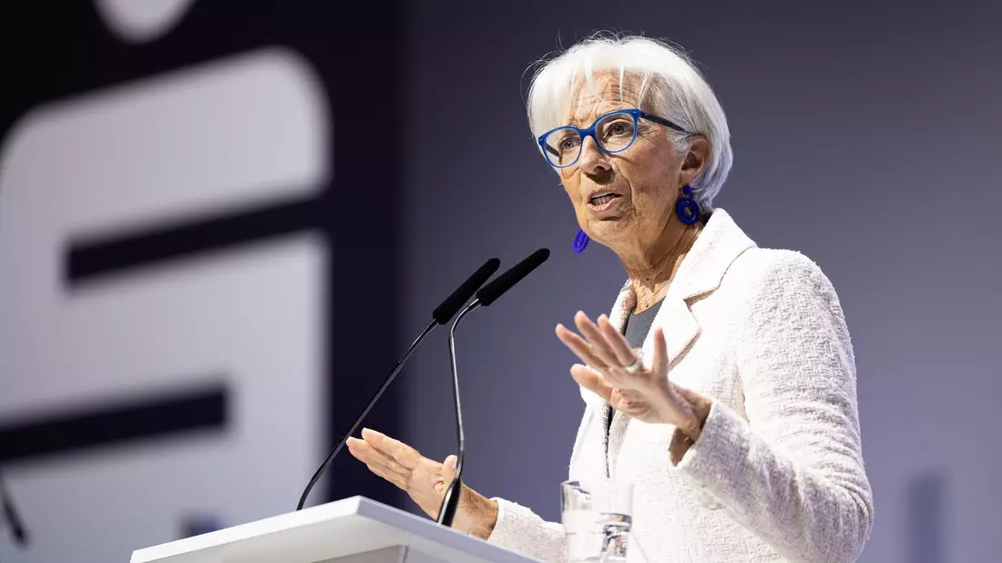 Christine Lagarde, Präsidentin der Europäischen Zentralbank (EZB), fordert eine Straffung der Geldpolitik. - Bild: Michael Matthey/dpa