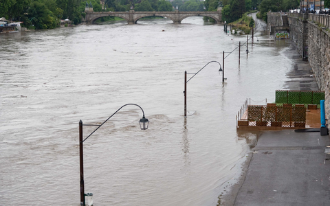 Blick auf einen Teil des Flusses Po, der nach heftigen Regenfällen übers Ufer getreten ist. - Foto: Matteo Secci/LaPresse via ZUMA Press/dpa