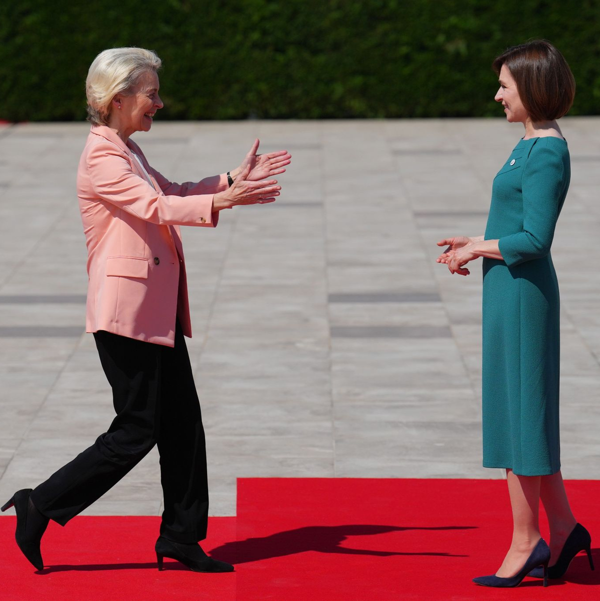 EU-Kommissionspräsidentin Ursula von der Leyen begrüßt Moldaus Präsidentin Maia Sandu. - Foto: Carl Court/PA Wire/dpa