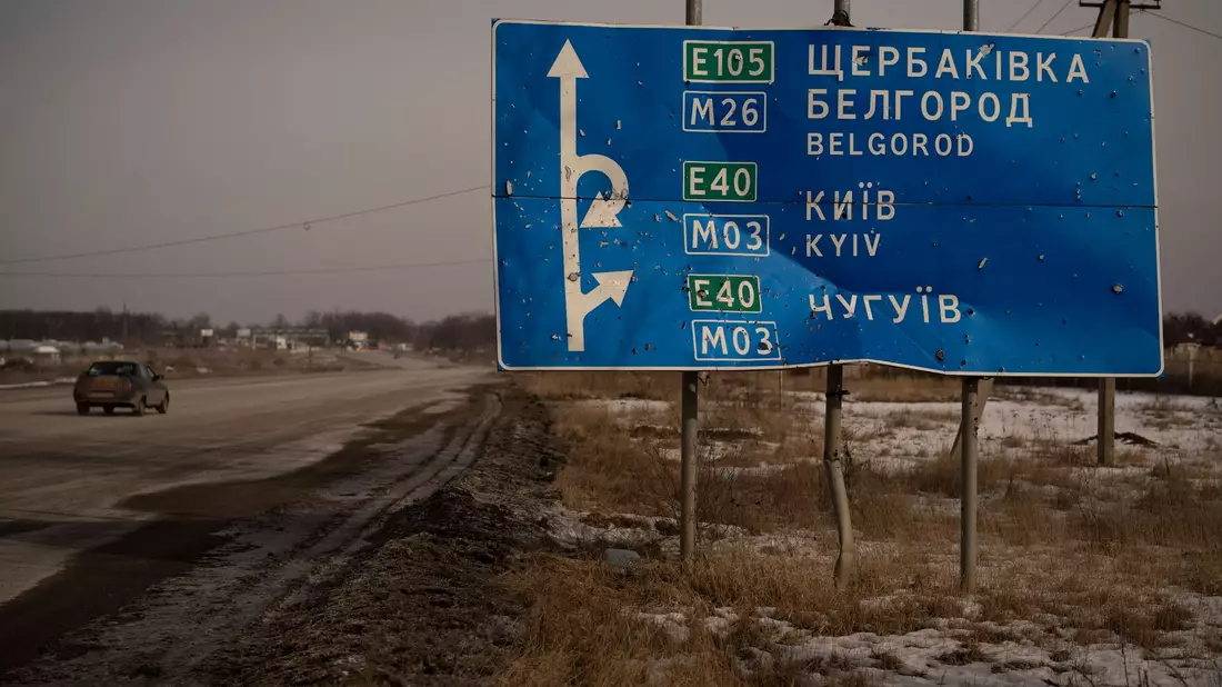 Ein von Kugeln und Granatsplittern beschädigtes Straßenschild auf der Straße zur russischen Stadt Belgorod. - Bild: Vadim Ghirda/AP/dpa