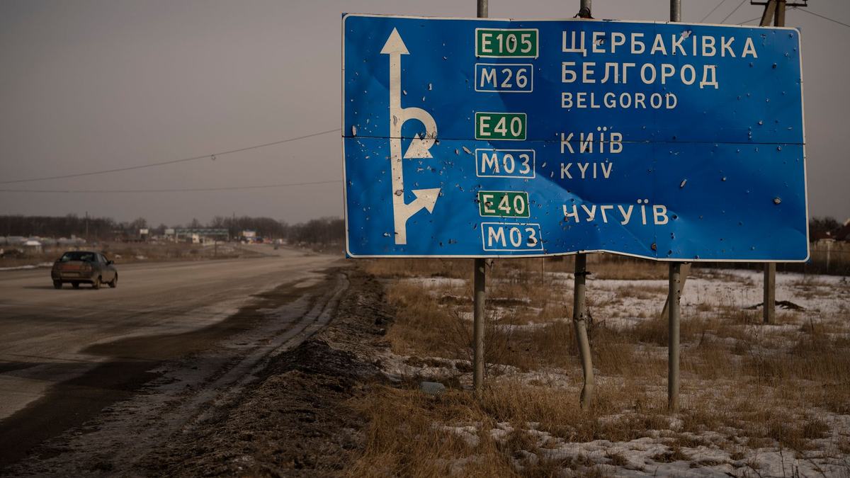 Ein von Kugeln und Granatsplittern beschädigtes Straßenschild auf der Straße zur russischen Stadt Belgorod. - Foto: Vadim Ghirda/AP/dpa