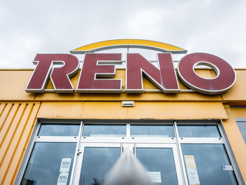 Bei der Schuhhandelskette Reno könnte es eine Lösung für die Krise geben. - Foto: Guido Kirchner/dpa