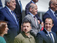 Überraschend gute Laune: Bundeskanzler Scholz zusammen mit Armeniens Ministerpräsident Nikol Pashinjan, EU-Rats-Präsident Charles Michel und Frankreichs Präsident Macron beim Gipfeltreffen in Granada. - Foto: Kay Nietfeld/dpa