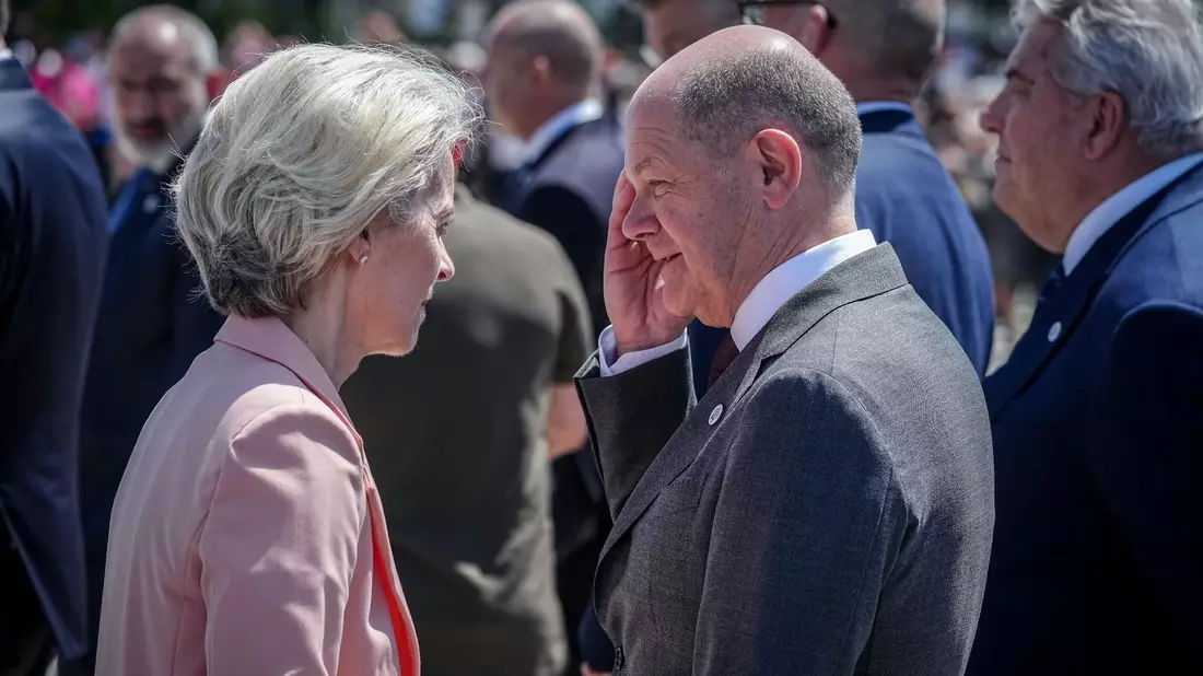 EU-Kommissionspräsidentin Ursula von der Leyen und Bundeskanzler Olaf Scholz sprechen sich beim Gipfeltreffen der Europäischen Politischen Gemeinschaft (EPG) in Moldau ab. - Bild: Kay Nietfeld/dpa