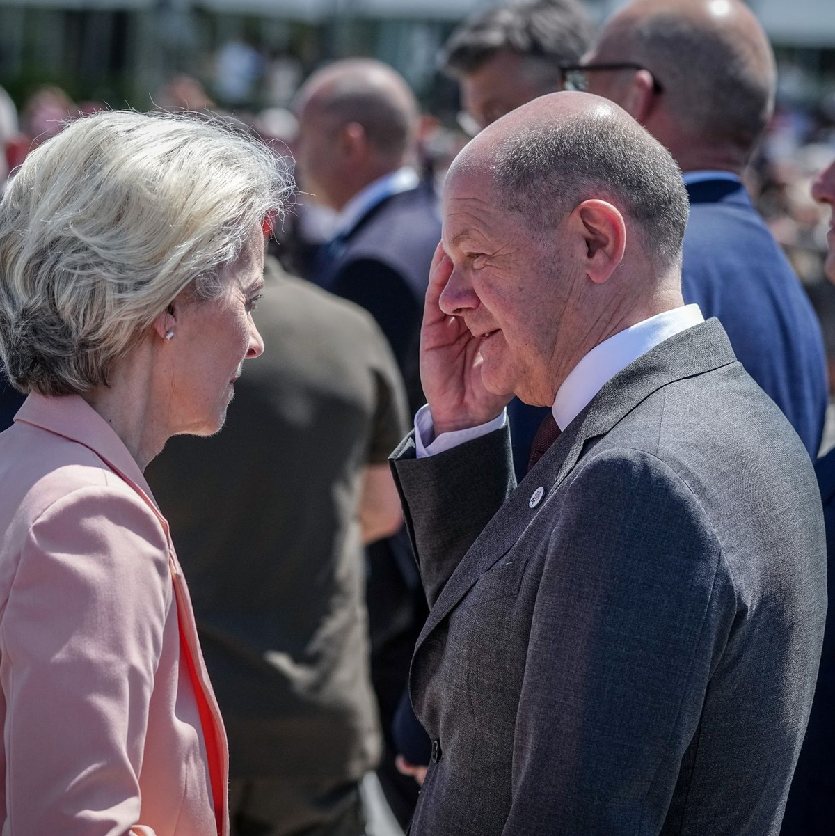 EU-Kommissionspräsidentin Ursula von der Leyen und Bundeskanzler Olaf Scholz sprechen sich beim Gipfeltreffen der Europäischen Politischen Gemeinschaft (EPG) in Moldau ab. - Foto: Kay Nietfeld/dpa