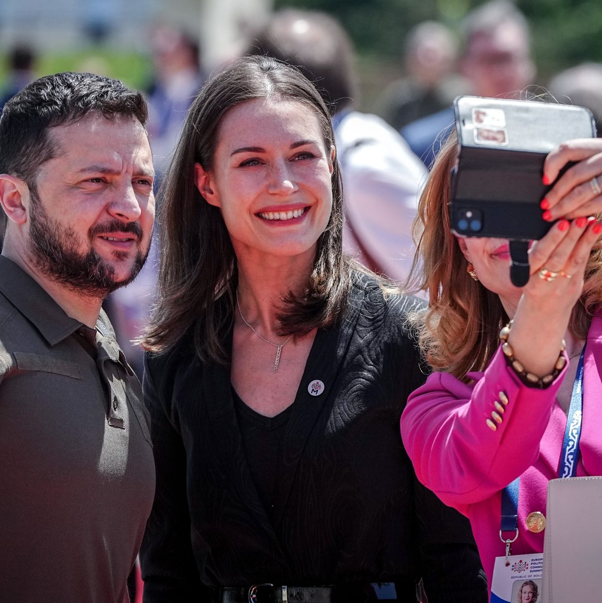 Schnell noch ein Selfie: Finnlands scheidende Ministerpräsidentin Sanna Marin und Ukraines Präsident Wolodymyr Selenskyj. - Foto: Kay Nietfeld/dpa