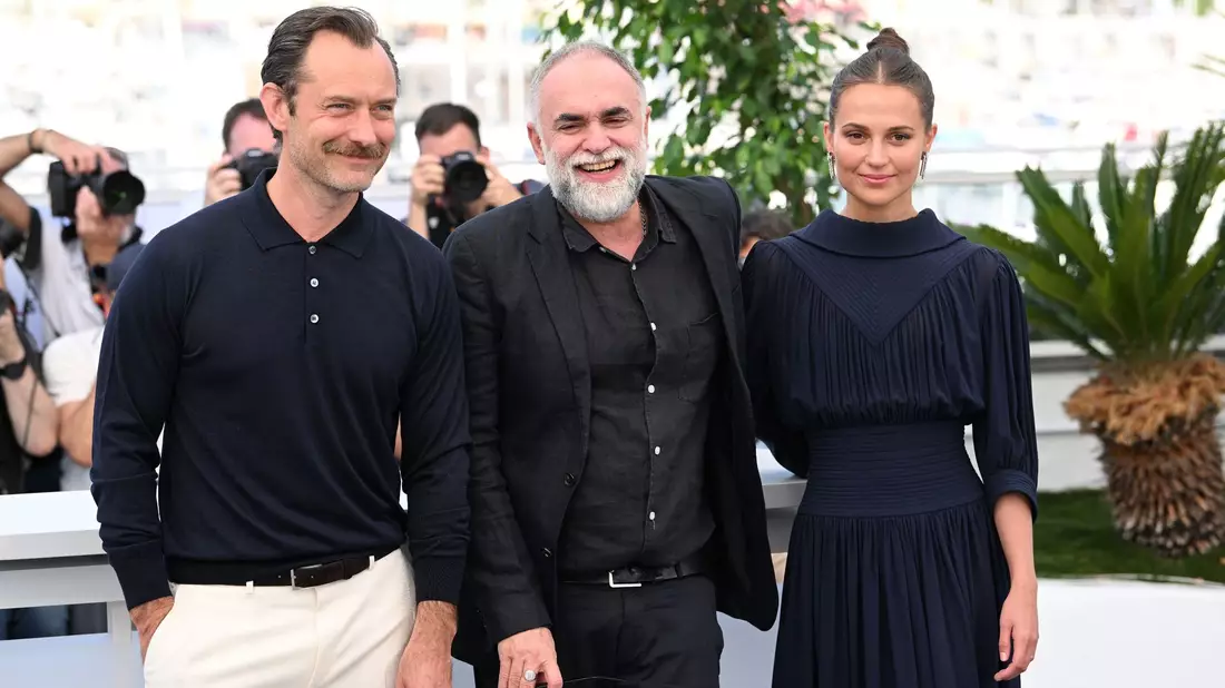 Schauspieler Jude Law (l-r), Regisseur Karim Ainouz und Schauspielerin Alicia Vikander stellten ihren Film Firebrand in Cannes vor. - Bild: Doug Peters/Press Association/dpa