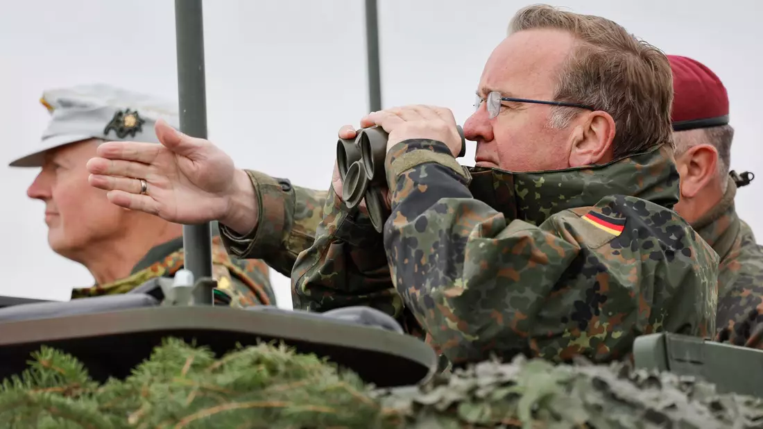 Bundesverteidigungsminister Boris Pistorius bei einer Militärübung der Bundeswehr. - Bild: Daniel Löb/dpa