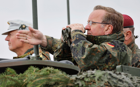 Bundesverteidigungsminister Boris Pistorius bei einer Militärübung der Bundeswehr. - Foto: Daniel Löb/dpa