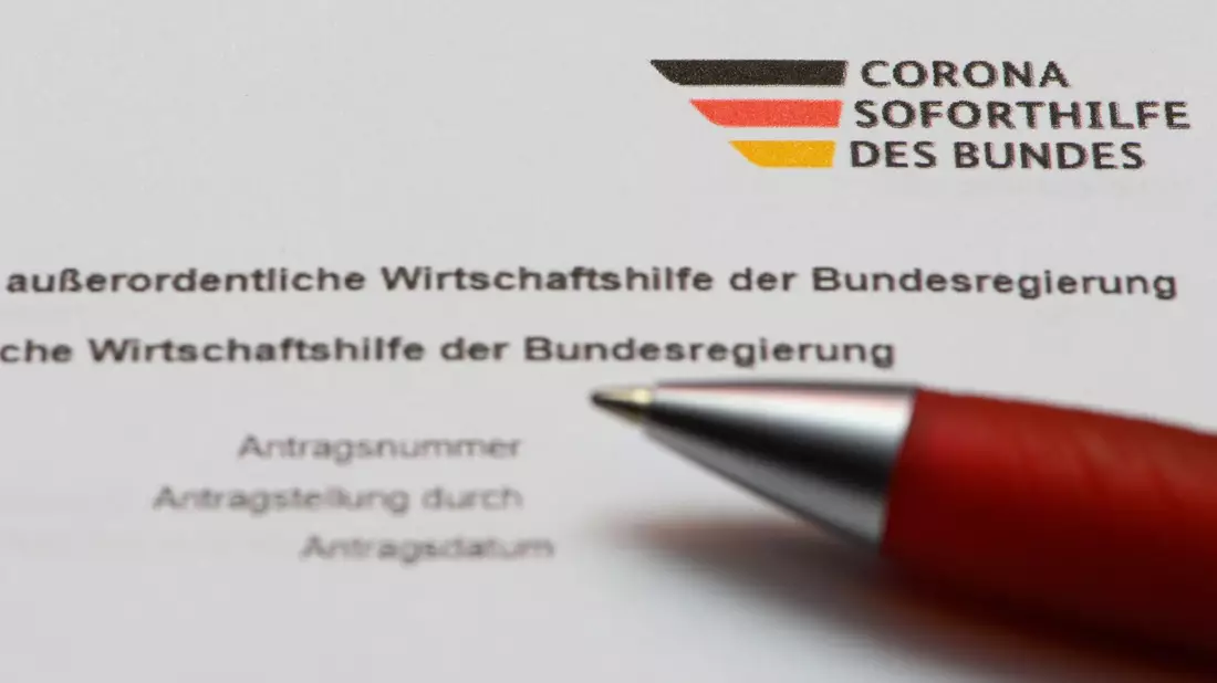 Ein Antrag auf Gewährung einer Wirtschaftshilfe der Bundesregierung in der Corona-Krise (Symbolbild). - Bild: Robert Michael/dpa