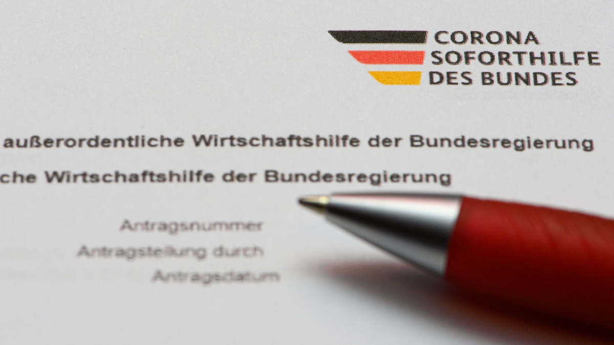 Ein Antrag auf Gewährung einer Wirtschaftshilfe der Bundesregierung in der Corona-Krise (Symbolbild). - Foto: Robert Michael/dpa