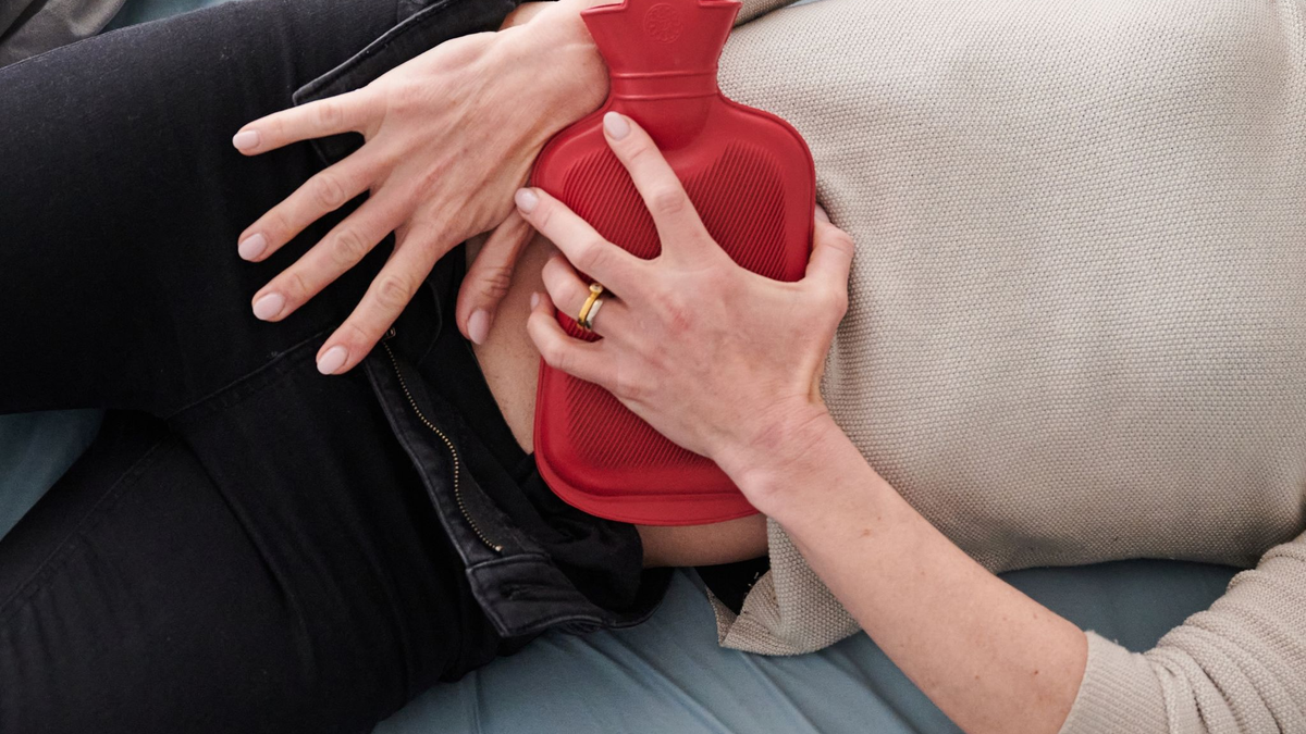 In Spanien dürfen Frauen in Zukunft zu Hause bleiben, wenn sie unter starken Menstruationsschmerzen leiden. (Symbolbild) - Foto: Annette Riedl/dpa
