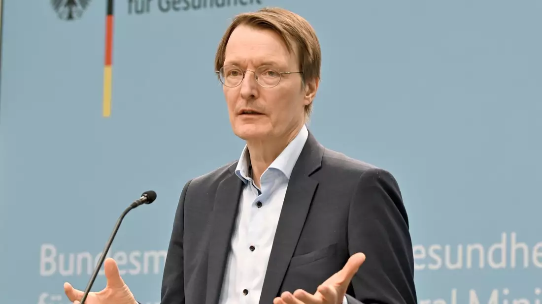 «Das digitale Organspende-Register wird am 18. März nun endlich an den Start gehen», sagt Karl Lauterbach (SPD). - Bild: Felix Müschen/dpa