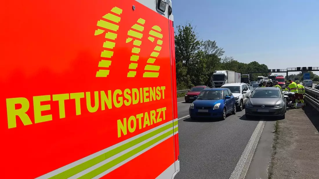 FW Moers: Historisches Rallye-Fahrzeug geriet in Brand - Bild: presseportal.de