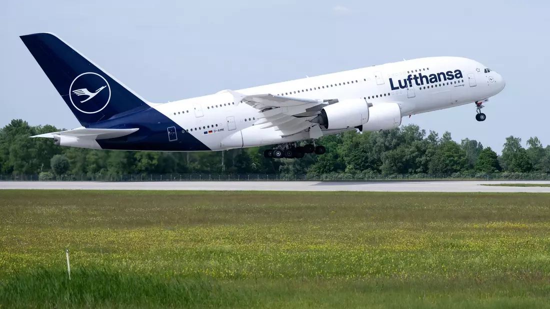 Eine Lufthansa-Maschine des Typs Airbus A380 startet auf dem Flughafen nach Boston. - Bild: Sven Hoppe/dpa
