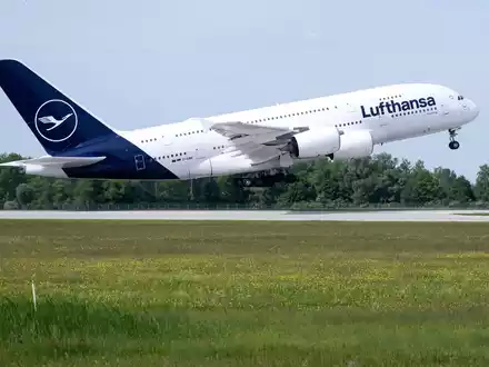 Eine Lufthansa-Maschine des Typs Airbus A380 startet auf dem Flughafen nach Boston. - Foto: Sven Hoppe/dpa