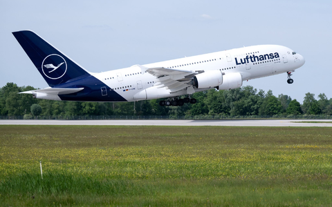 Eine Lufthansa-Maschine des Typs Airbus A380 startet auf dem Flughafen nach Boston. - Foto: Sven Hoppe/dpa