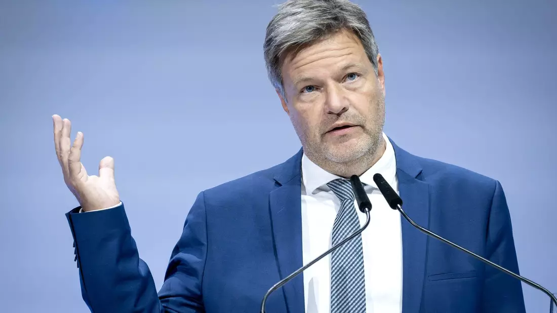 Robert Habeck (Bündnis 90/Die Grünen) beschäftigt sich mit erneuerbaren Energien. - Bild: Sina Schuldt/dpa