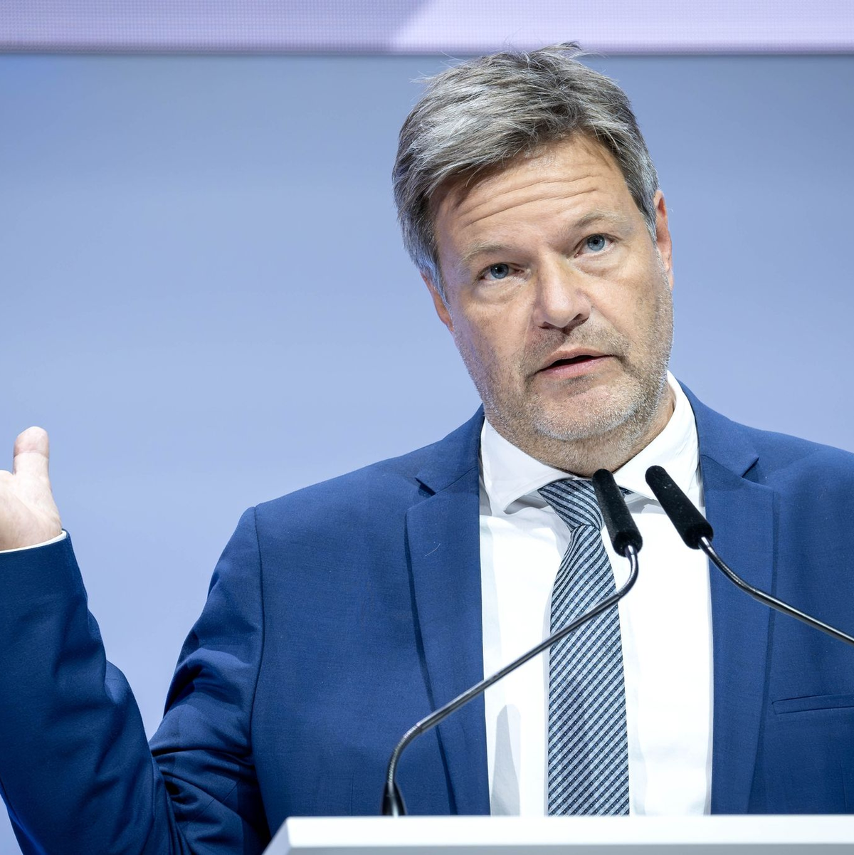 Robert Habeck (Bündnis 90/Die Grünen) beschäftigt sich mit erneuerbaren Energien. - Foto: Sina Schuldt/dpa