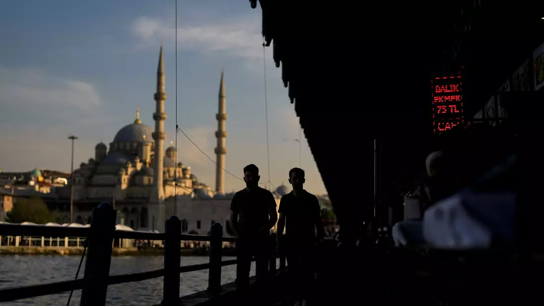 Zwei junge Menschen spazieren entlang der Unterführung der Galata-Brücke in der Millionenmetropole Istanbul. - Bild: Khalil Hamra/AP/dpa