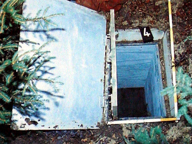 Eine Reproduktion zeigt die Kiste, in der 1981 das zehnjährige Entführungsopfer Ursula Herrmann qualvoll erstickte (Archivbild). - Foto: Karl-Josef Hildenbrand/dpa