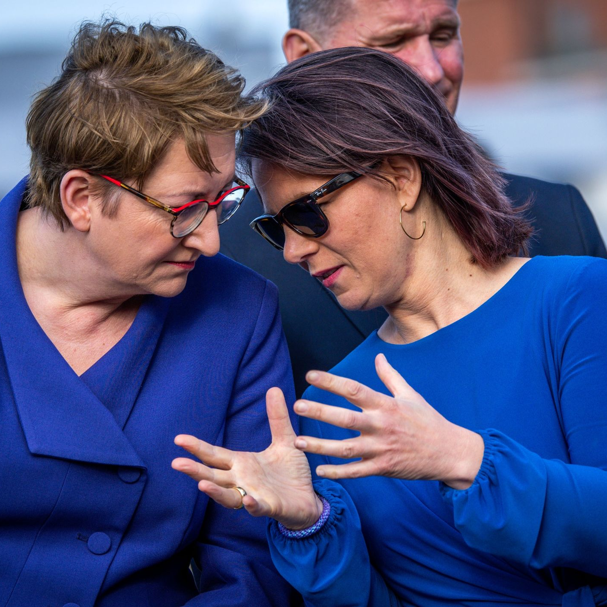 Bundesaußenministerin Annalena Baerbock (r.) im Gespräch mit Bundesbauministerin Klara Geywitz. - Foto: Jens Büttner/dpa