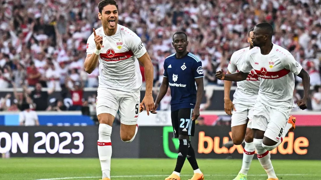 Konstantinos Mavropanos (l) sorgte beim VfB-Sieg gegen den HSV für den frühen Stuttgarter Führungstreffer. - Bild: Tom Weller/dpa