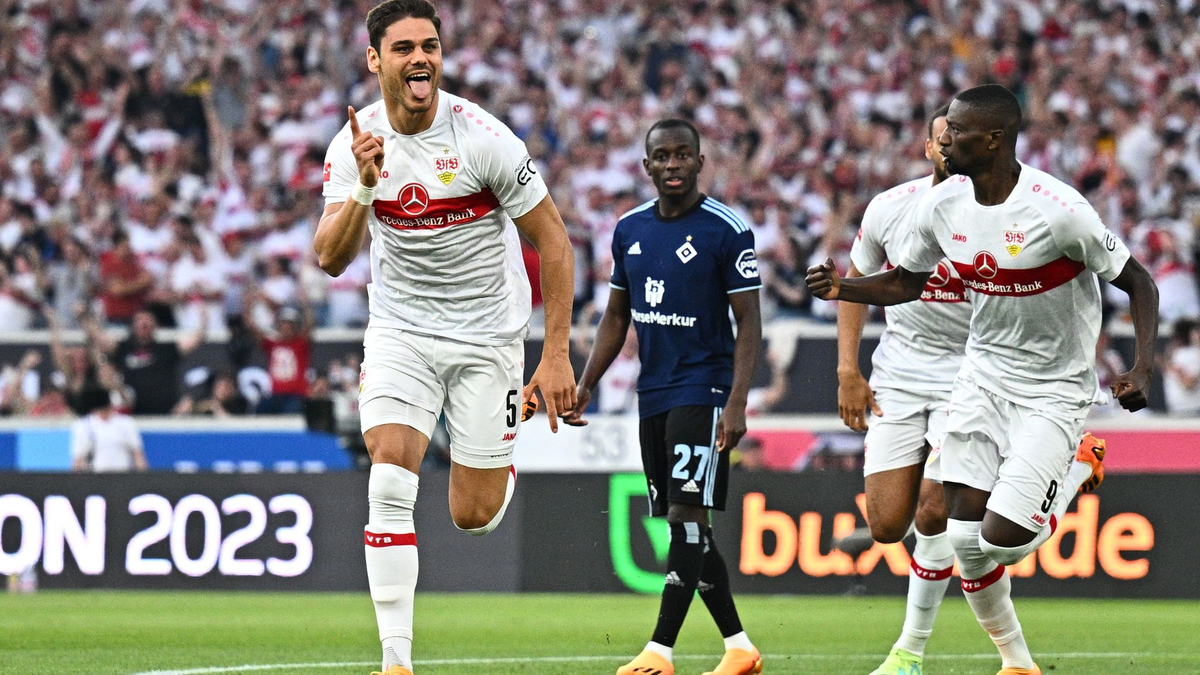 Konstantinos Mavropanos (l) sorgte beim VfB-Sieg gegen den HSV für den frühen Stuttgarter Führungstreffer. - Foto: Tom Weller/dpa